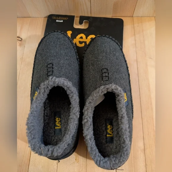 Lee Gray Slippers size 7-8 Small Nwt - Picture 2 of 8